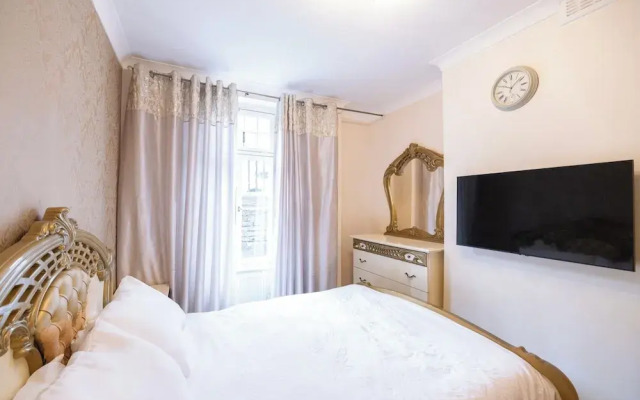 Chic London Apartment in Brown Hart Gardens