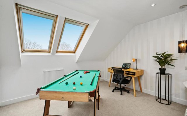 Stylish House with Pool Table, Fast Wifi, Smart TVs with Netflix, Free Parking and Garden by Yoko Property