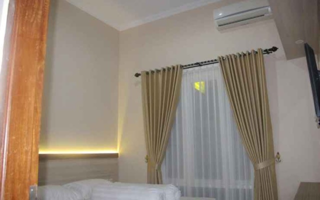Modern Chic Room at Gendis Homestay – Guest Rooms – Sleman