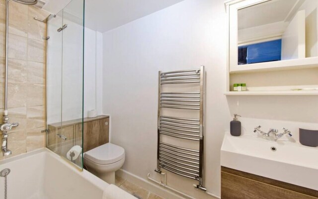 2-bed Apartment Victoria