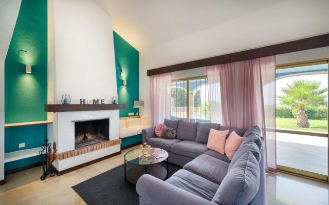 Villa Mimosa sleeps 8 with Guest house.