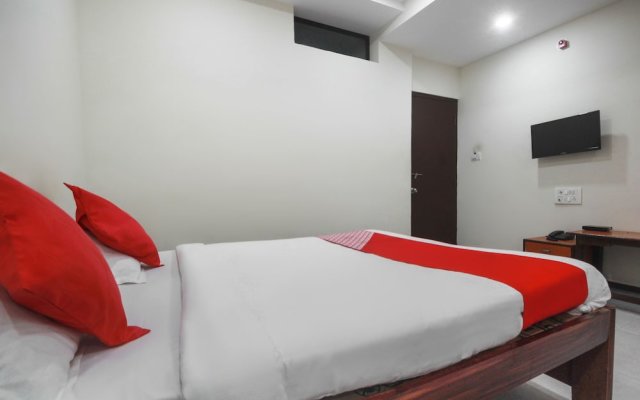 OYO 47565 Hotel Cm Residency