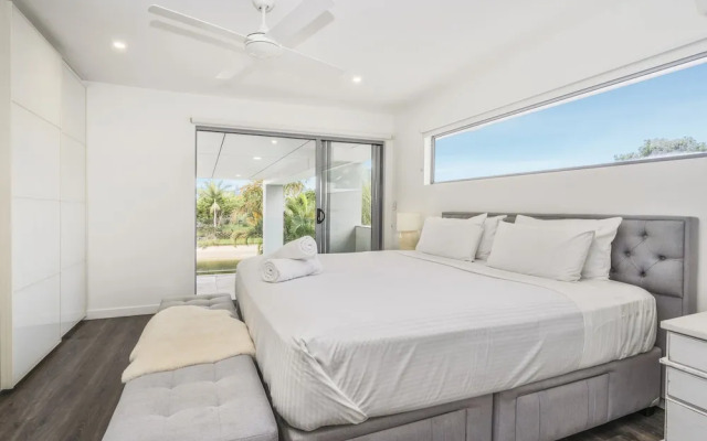 Essence House - 4 Bedroom Holiday Home