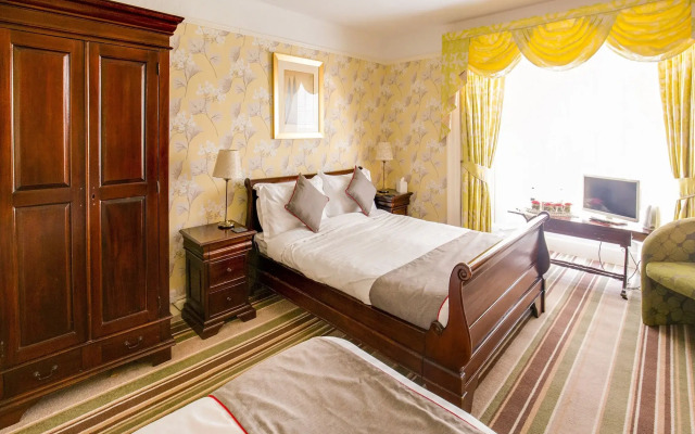 OYO Lamphey Hall Hotel