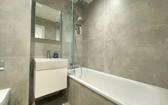Modern and Sleek 2 Bed Apartment