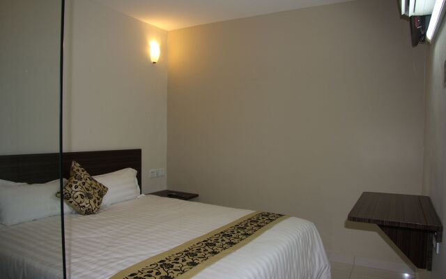 Azio Hotel & Residences
