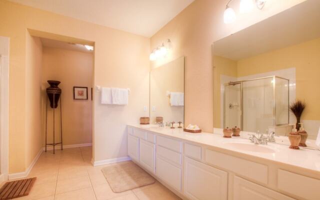 Lovely Third-floor Vista Cay Resort Condo!