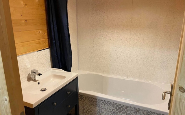 Inviting 2-bedroom Cabin in Ashton Under Hill