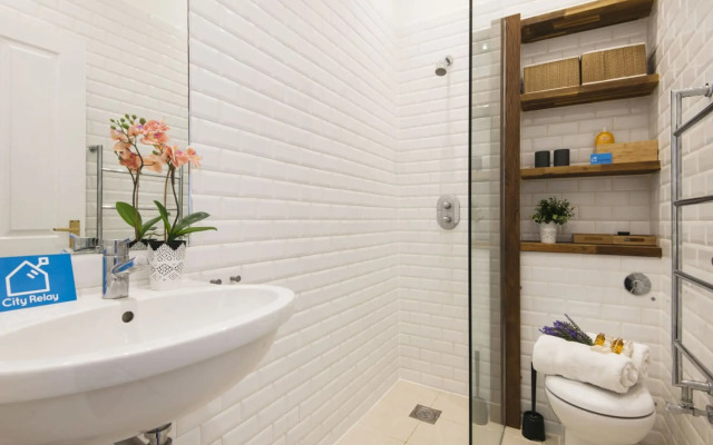 Bright Talbot Road Apartment
