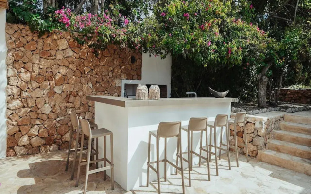 Luxurious Villa With Bright Terrace