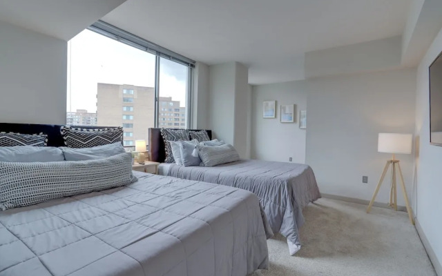 Wonderful 2BR Condo at Crystal City