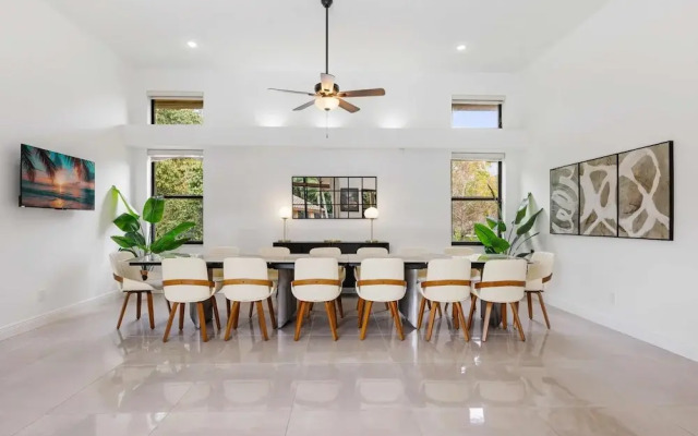 Grand 6BR Plantation Estate w/ Tennis & Pool