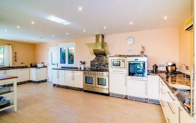 CS Luxury 4 bedroom villa close to beach RoomService