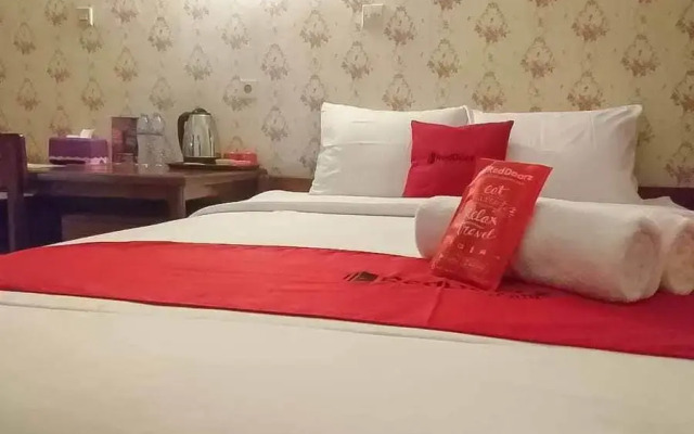 RedDoorz Plus @ Alun Alun Nganjuk