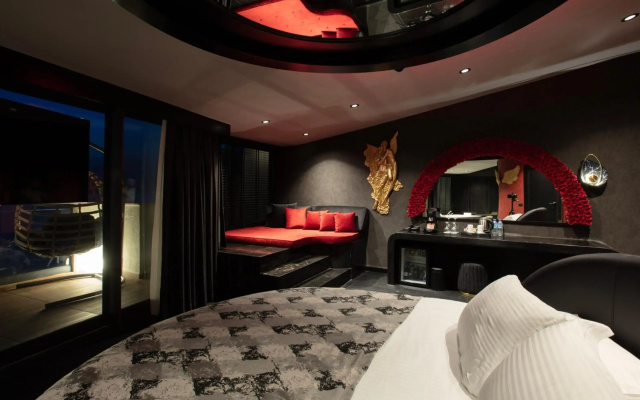 Charisma De Luxe Hotel