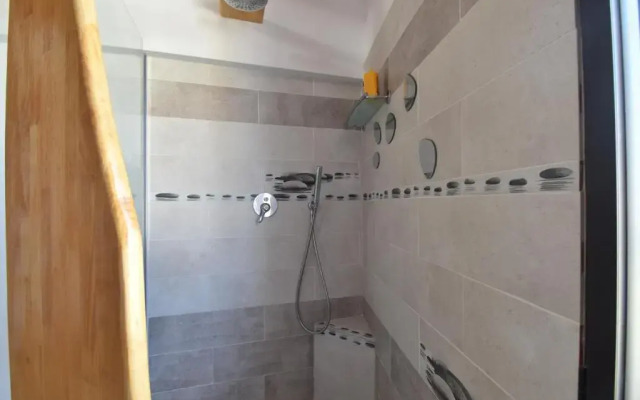 T2 vue canal et remparts d'Aigues Mortes