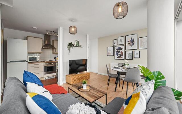 Contemporary, Modern, 2-Bed Apt, Prime Central MK