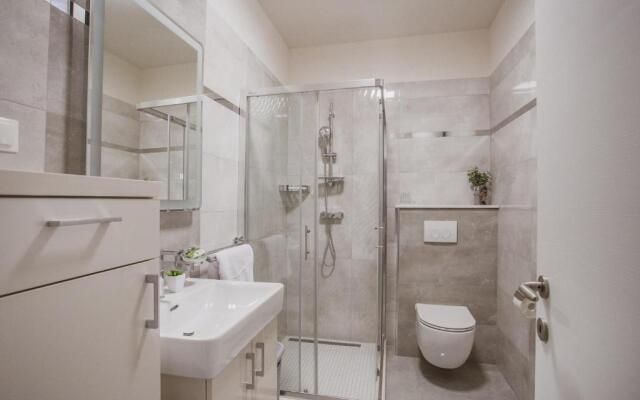 A2 - Luxury apt w Terrace, Gym, Jacuzzi & Sauna