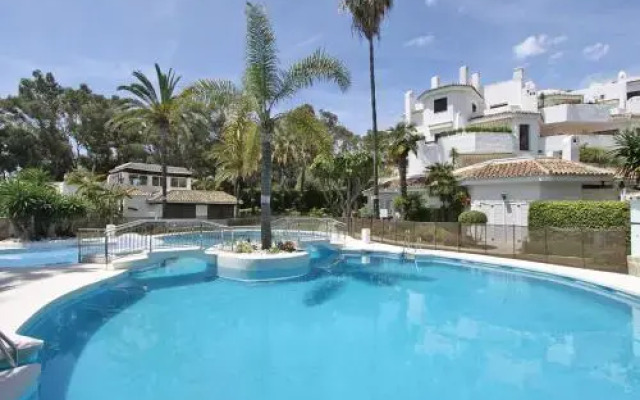 1104 First Line Beach Apartment Golden Beach Pool