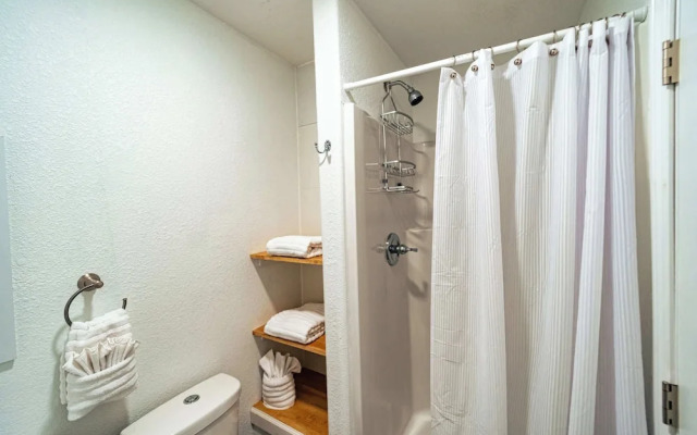 White Oak Landing Spacious 6 BDR w/ Boat Slip!