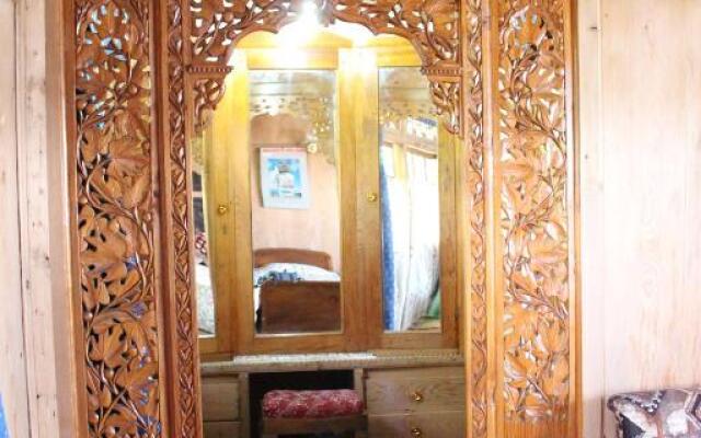 RITZ Houseboats