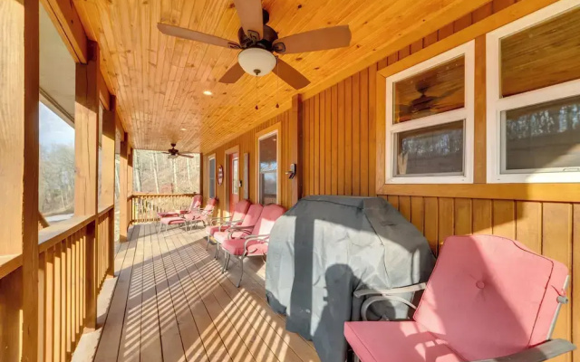 Cozy Waverly Cabin w/ Fireplace & Deck!