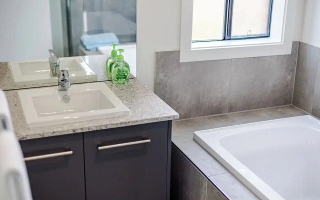 StayAU Charming 4BR Retreat Wyndham Vale