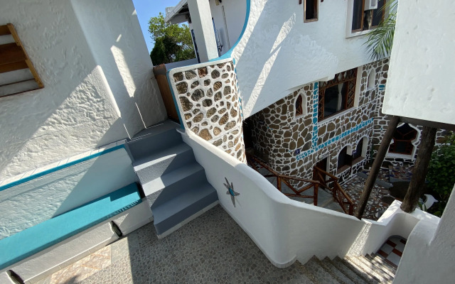 Maidith White Cove Hotel