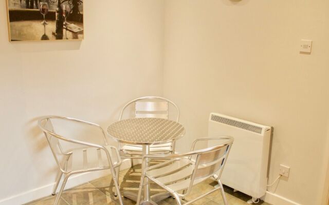 3 Bedroom Duplex Apartment In Edinburgh