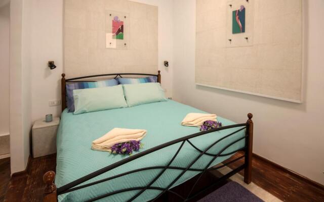 IBIS Your Cosy Oasis With Private Parking and Patio