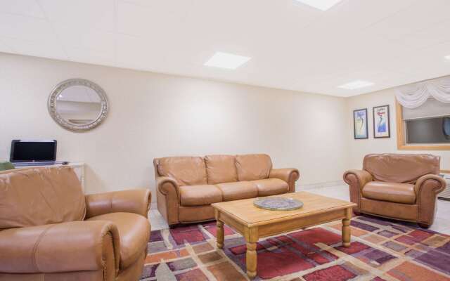Ramada by Wyndham Angola/Fremont Area