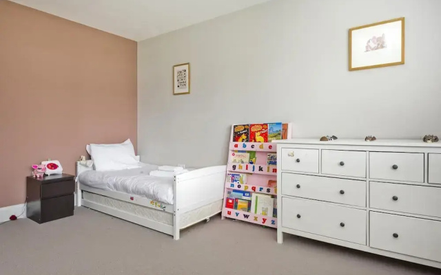 Wonderful Family Home With Garden Near Twickenham by Underthedoormat