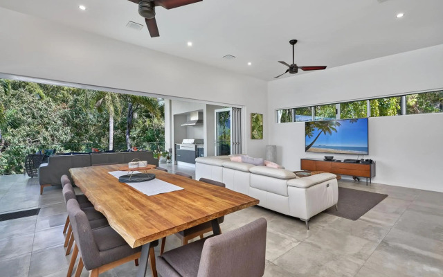 Canopy Views Luxury Holiday House Palm Cove