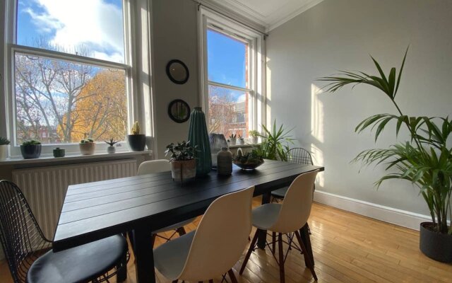 Beautiful 2 Bedroom Property in Earl's Court