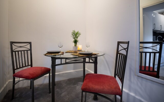 The Mews, With Free Private Parking, Windermere