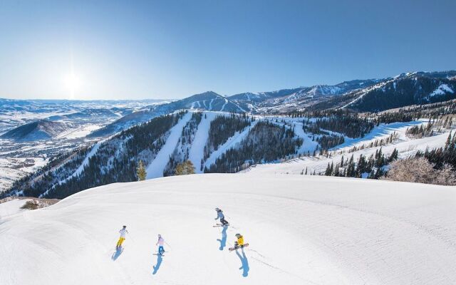 Amazing Mountain Views and Full Kitchen by RedAwning - Save 20% on 7+ Nights!