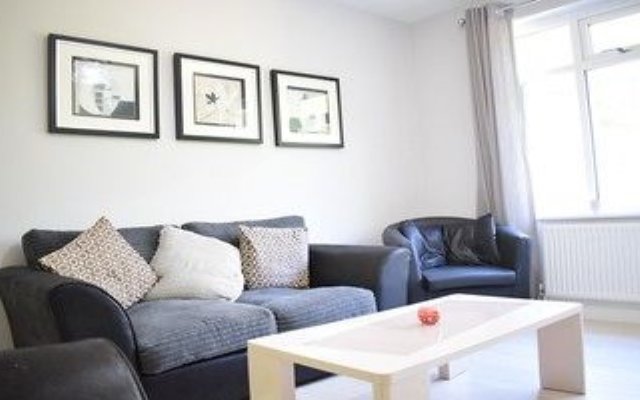 Modern 2 Bedroom Apartment in Morden