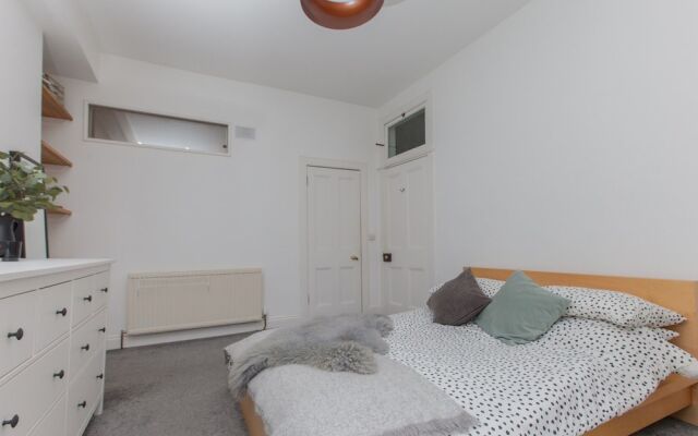 Spacious, Stylish 2BR Flat For 4 in Leith Walk