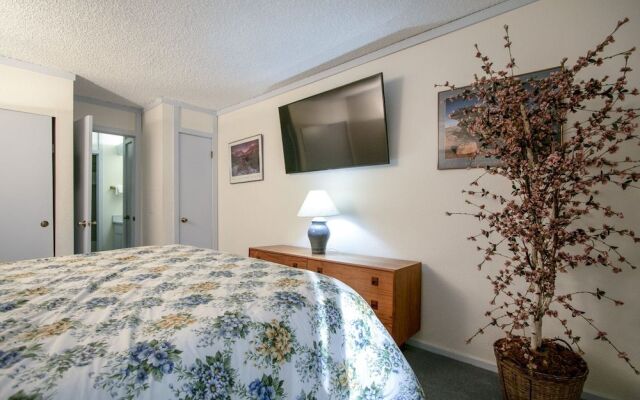 Summit 41 Spacious and Stones Throw to Eagle Lodge by RedAwning