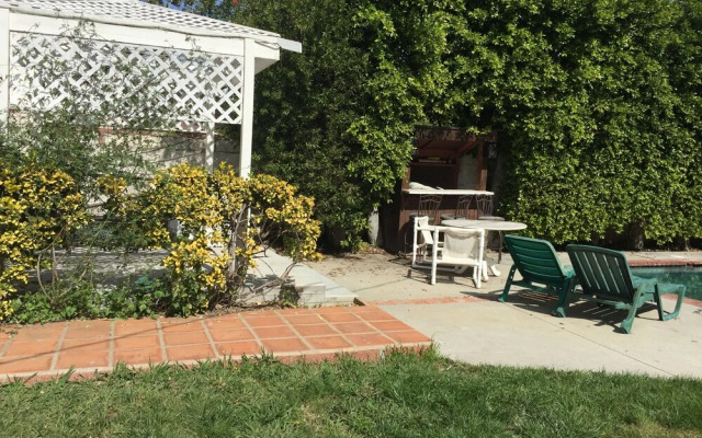 Lovely 2 Bedroom Home with Pool