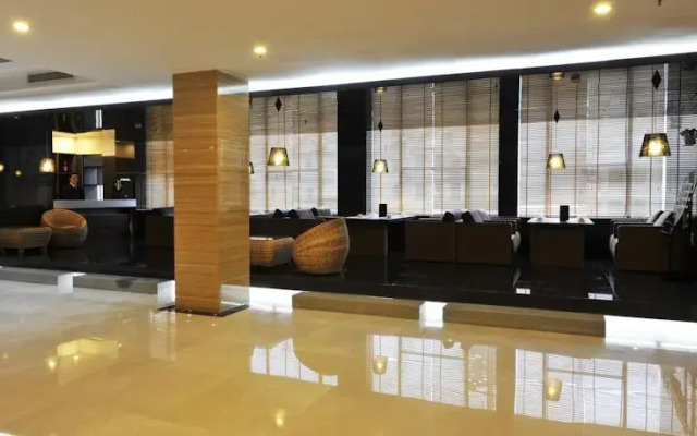 Zhongrui Huayi Hotel-Business Building