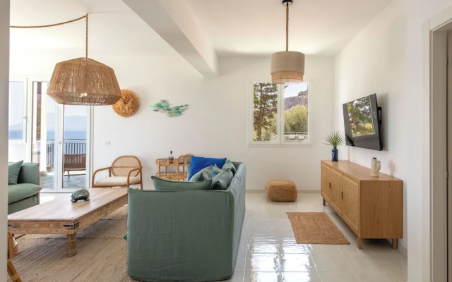 Sea Frame Design Apartments with Pool by Wonderful Italy