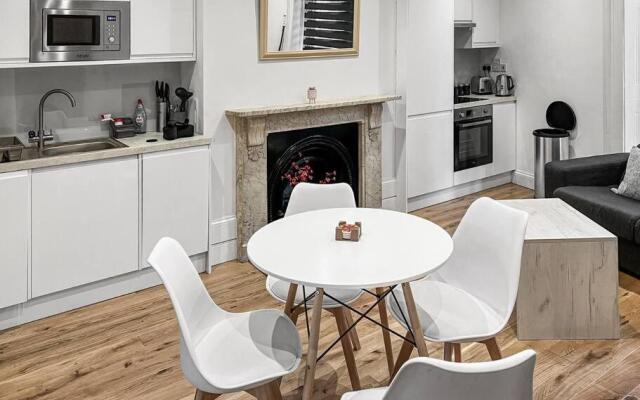 Bright and spacious 1-BDR flat w/ free parking