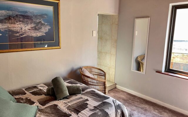 "room in Guest Room - Living In Camps Bay Summer"