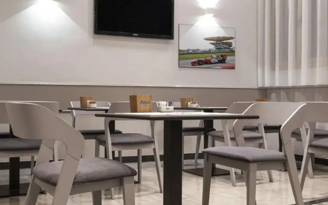 Mokinba Hotels King