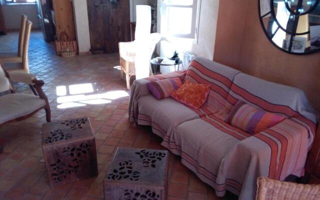 La Maison derrière la Fontaine