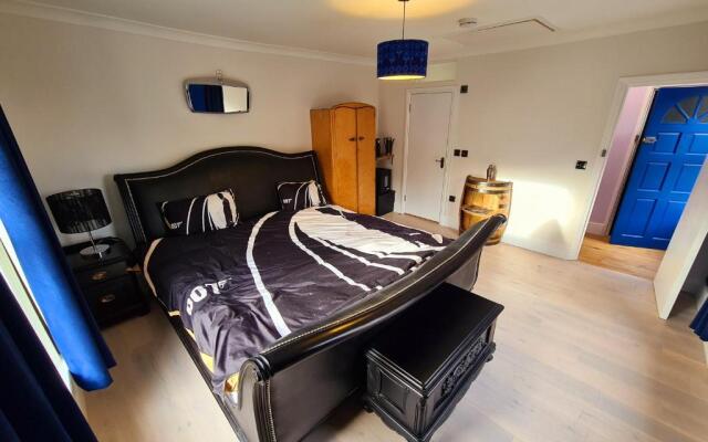 Southsea Royale Studio, James Bond, Parking, Seafront