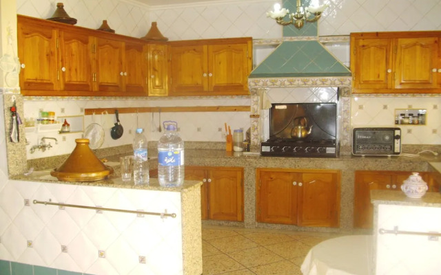 Stylish 4 Bedrooms Villa Ref 1081