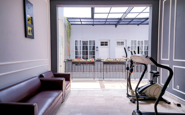 RedDoorz Premium near RS Pondok Indah