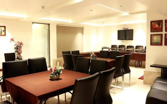 OYO Premium Harish Mukherjee Road